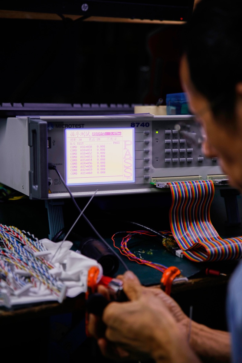 Continuity test equipment connected to an assembled cable