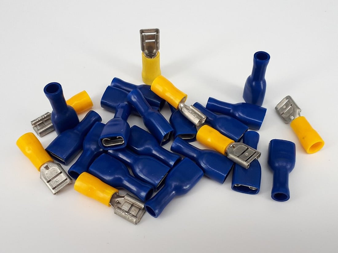 Blade crimp terminals illustrate conductor and terminal matching; each contact needs its own tooling instruction.