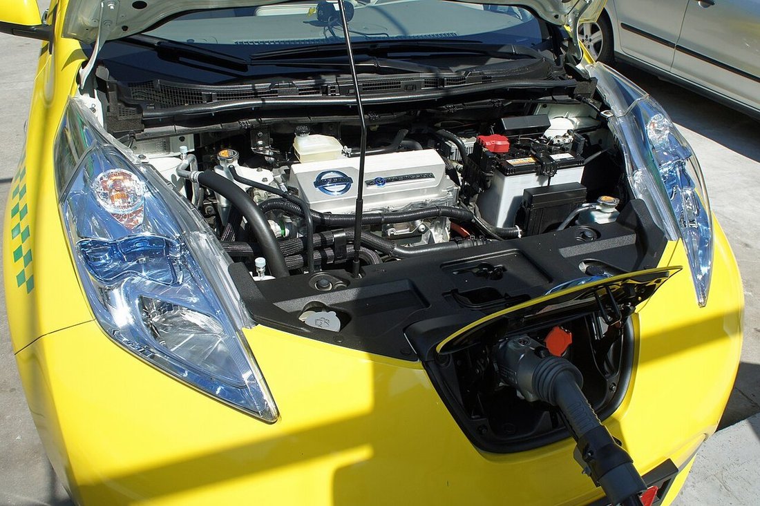 An electric vehicle's charging and motor bay illustrates distinct HV and auxiliary interfaces.