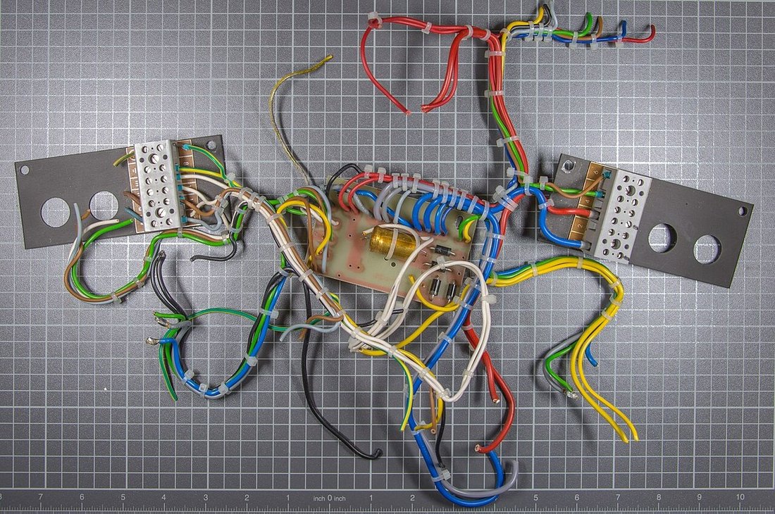 A wired inverter assembly illustrates defined branch lengths and termination positions.