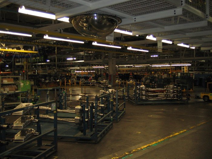Vehicle assembly-line modules illustrate platform and variant management.