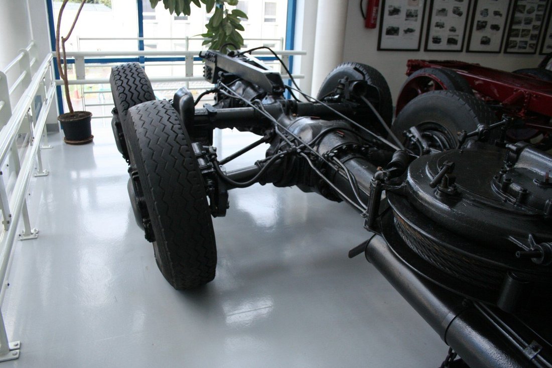 A commercial-vehicle chassis shows long routes and moving-system clearances.