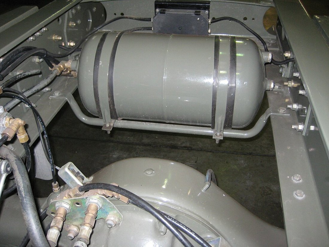 Chassis-mounted equipment and lines illustrate clearance and support planning.
