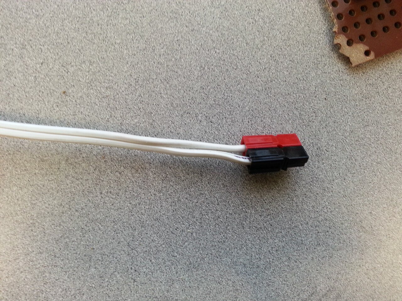 A small Powerpole connection illustrates detachable keying; it is not an SB-series battery connector.