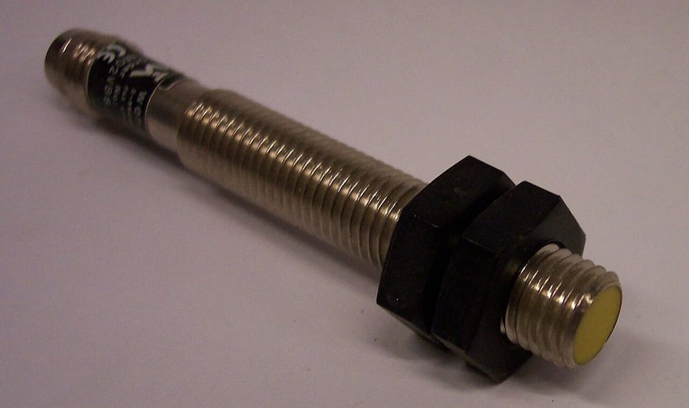 Compact inductive switch illustrates sensor installation space; not a Binder M8 part reference.