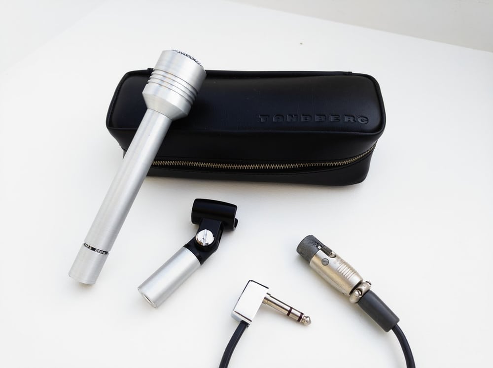 Microphone and interface accessories illustrate different connection forms in one system.
