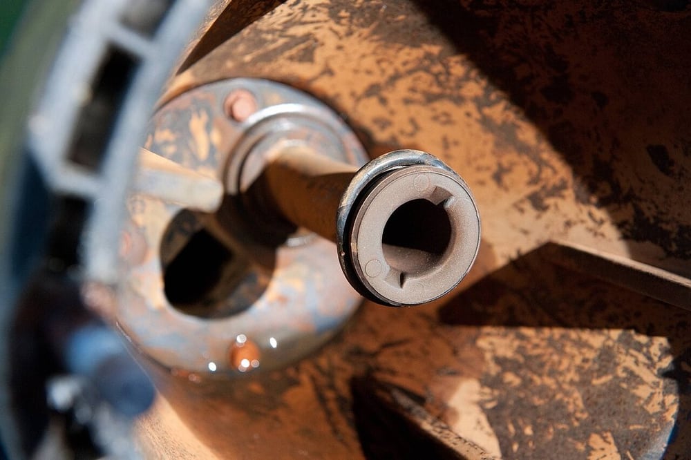 A distorted O-ring illustrates why seal geometry and installation matter.