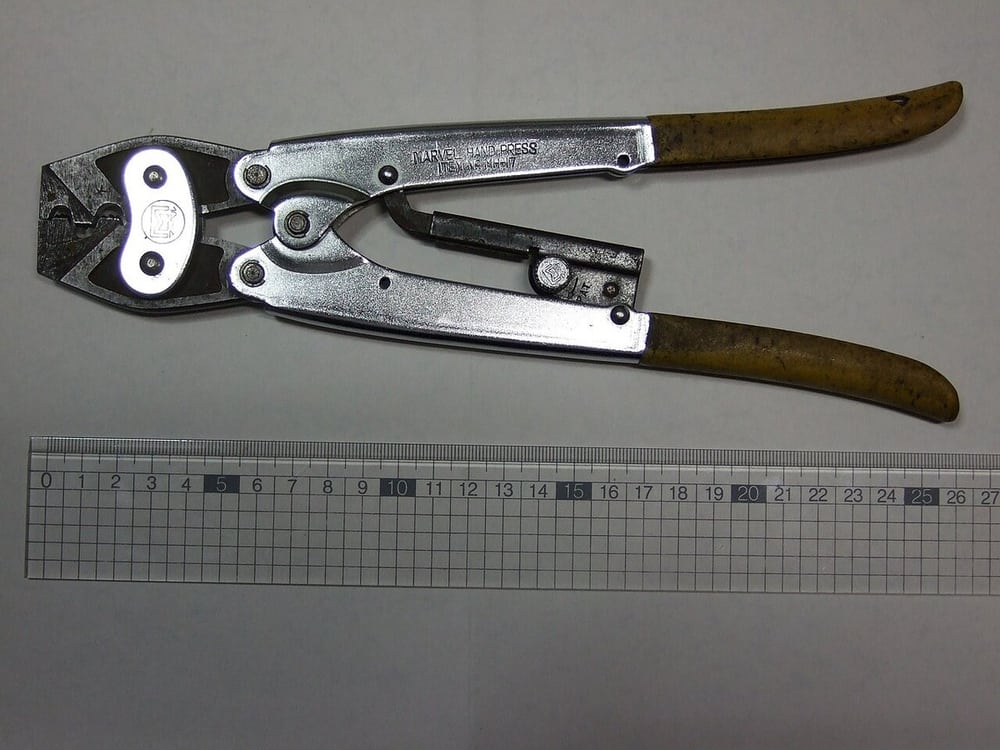 Contact crimp tool; the correct tool and terminal combination must be specified.