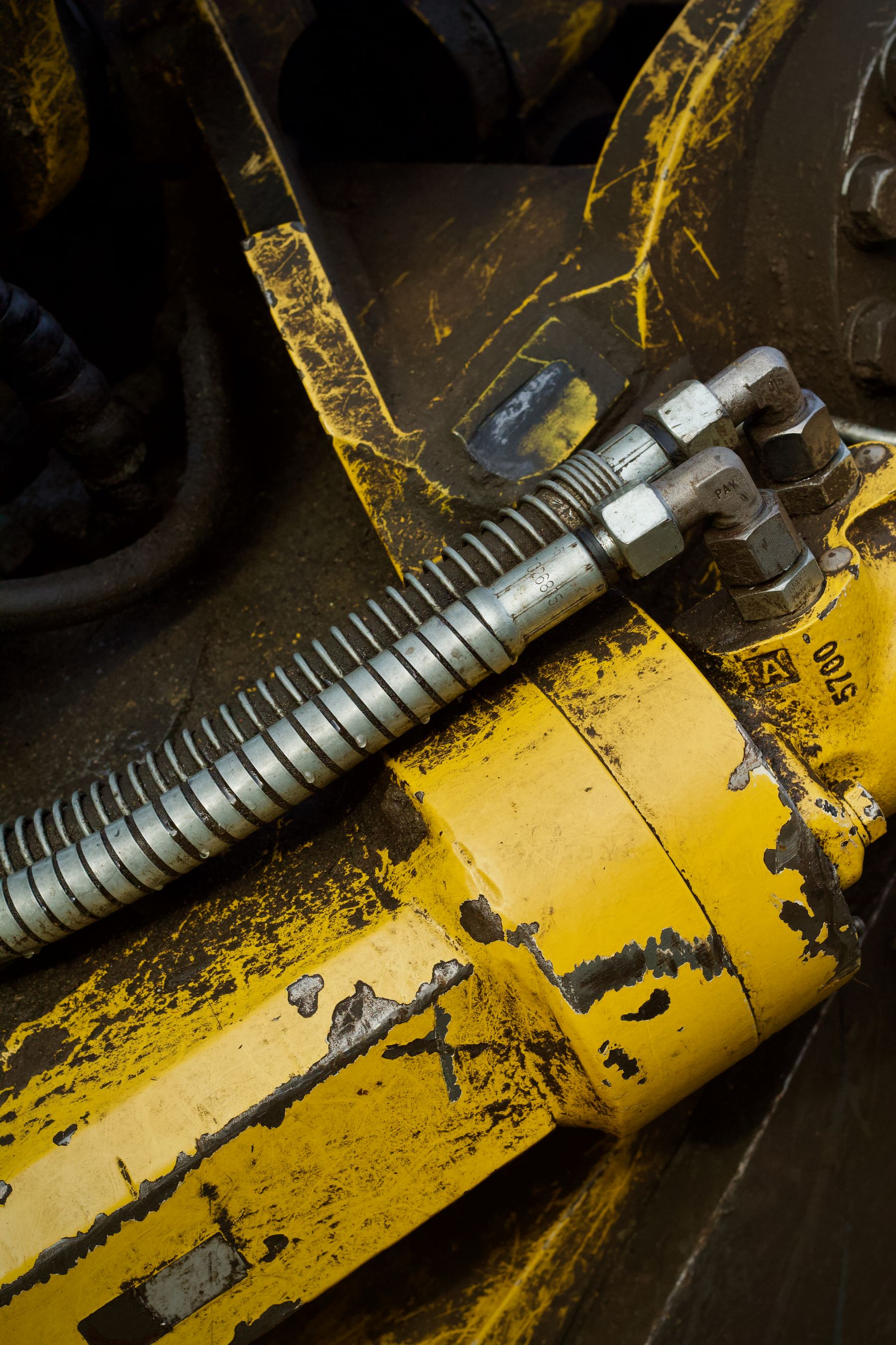 Hydraulic fittings and hoses on construction equipment