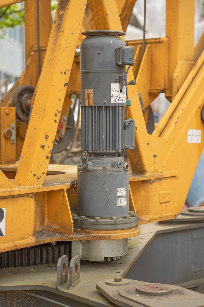 Equipment context: crane drive motor; the photograph does not identify its connector family.