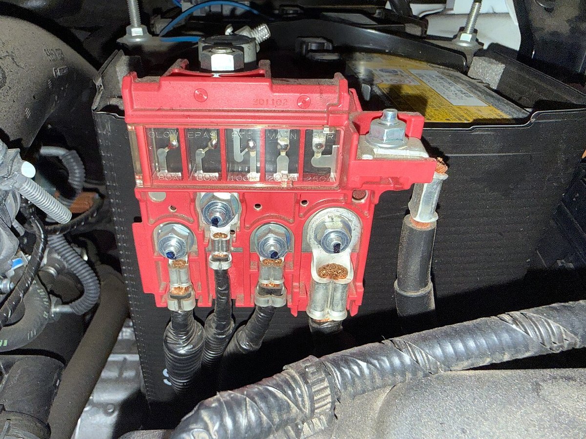 Circuit context: fused vehicle power distribution; this is not a DTHD connector.