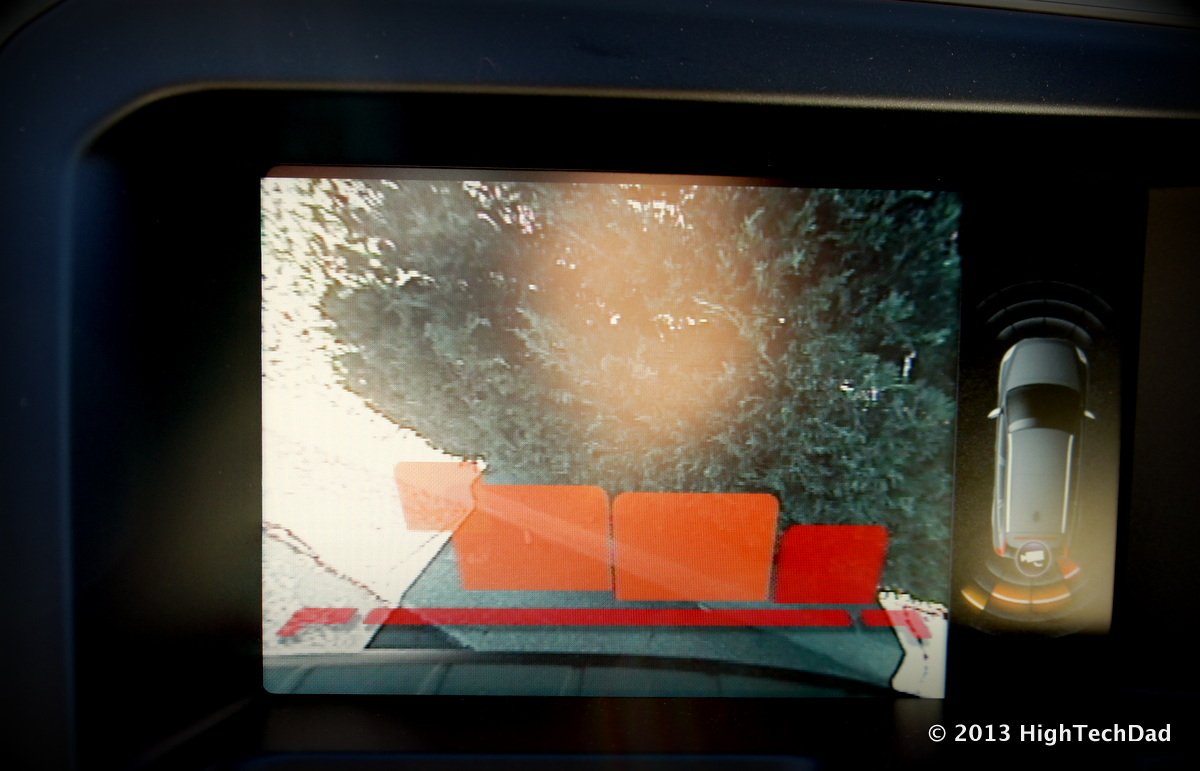A parking-camera display illustrates a camera channel; the pictured vehicle does not establish a Mini-FAKRA fitment.