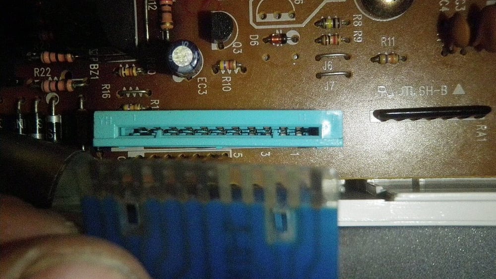 An exposed board socket illustrates the need to identify the mating direction before insertion.