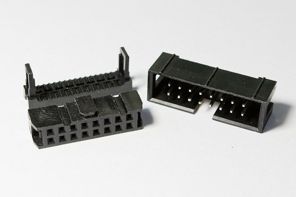 An unmated shrouded connector pair illustrates orientation and mating access.