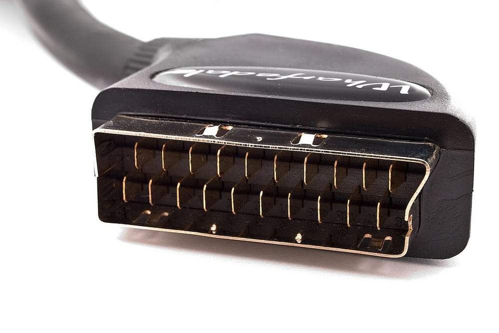 Plated contacts on a SCART connector illustrate mating surfaces; the finish is not a specific FCI specification.