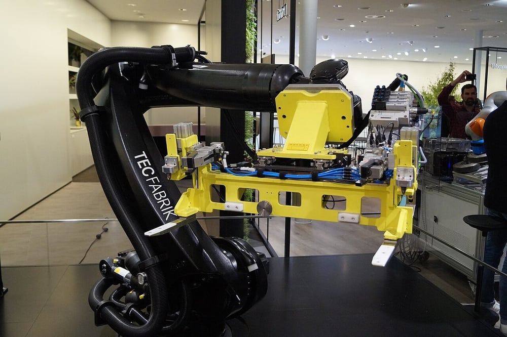 A battery-assembly demonstration illustrates an application where power and control circuits must be distinguished.