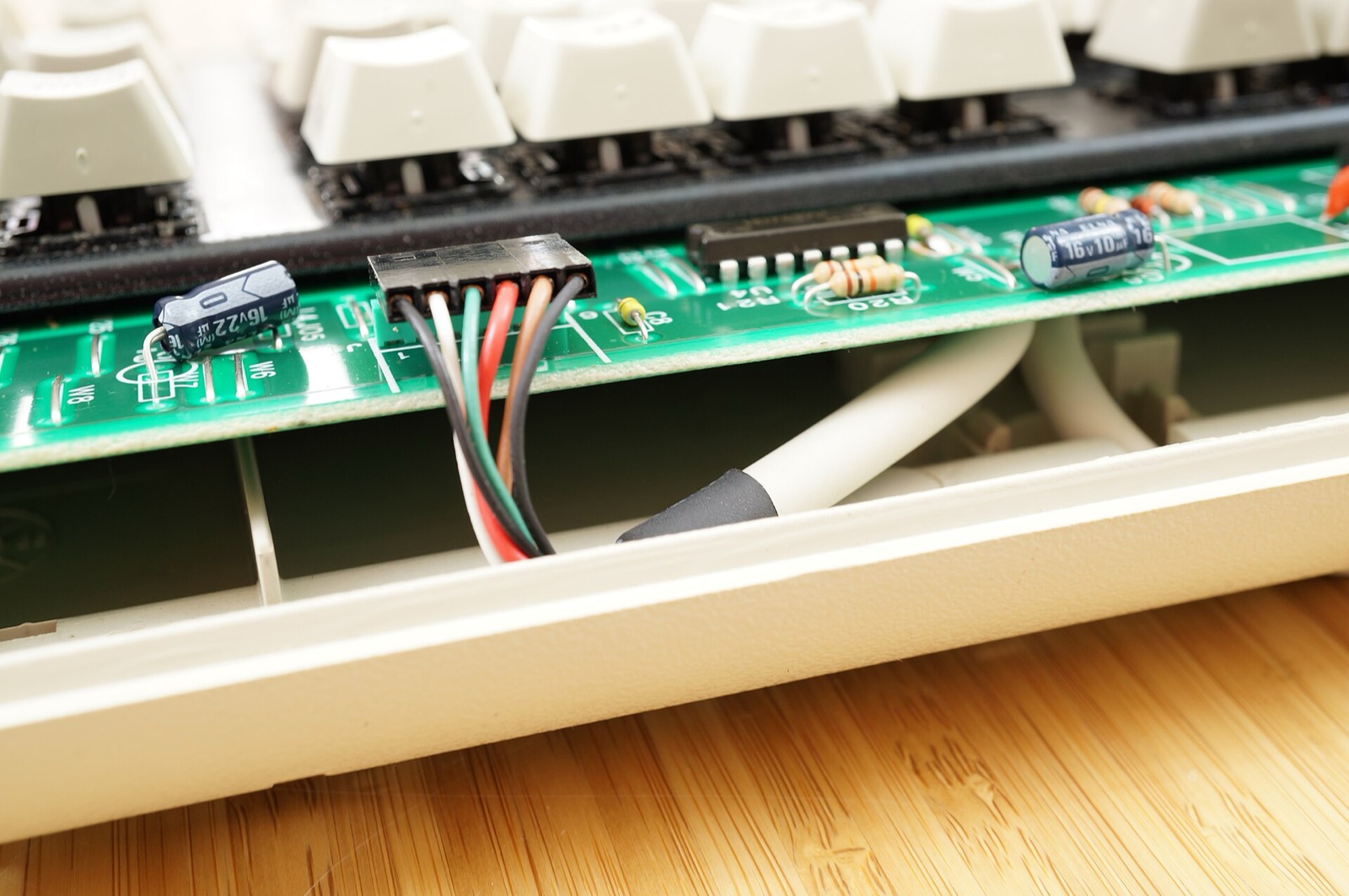 Fine-pitch PCB cable connector