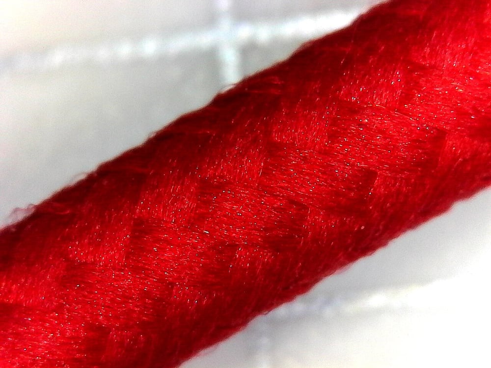 A textile-braided cable close-up illustrates external abrasion protection, not conductive shielding.