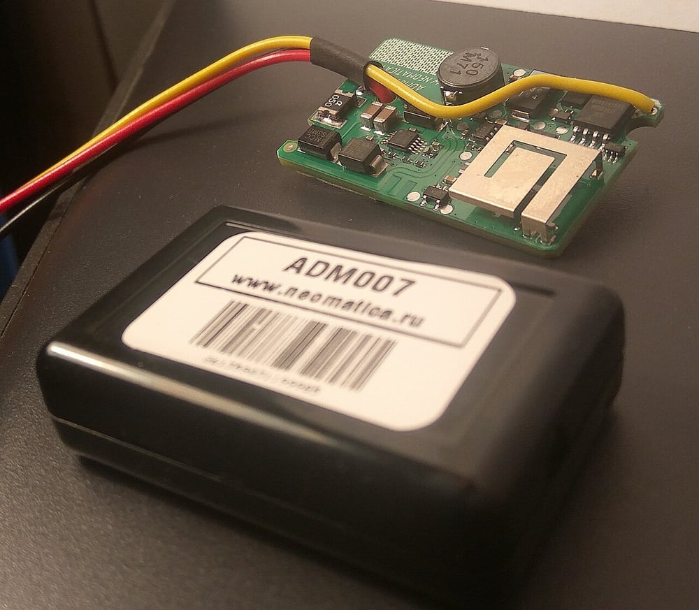 An opened tracker illustrates the relationship between enclosure, module and connecting wires.