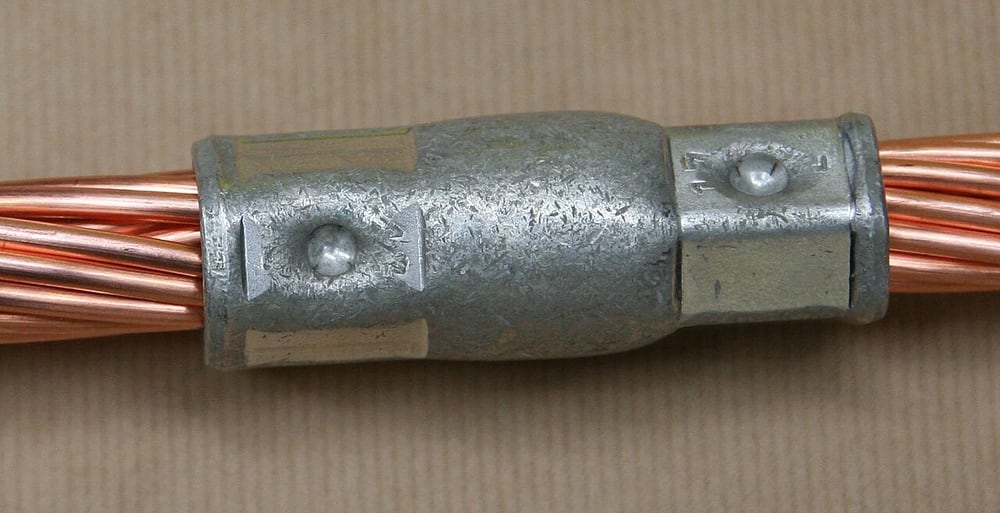 Crimp comparison: the source identifies the left impression as insufficient and the right as correctly formed. Tooling matters.