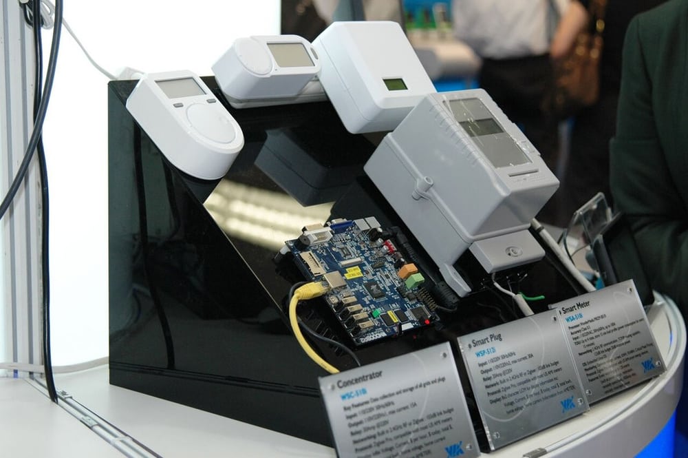 A smart-meter electronics demonstration bench connects several functional modules.