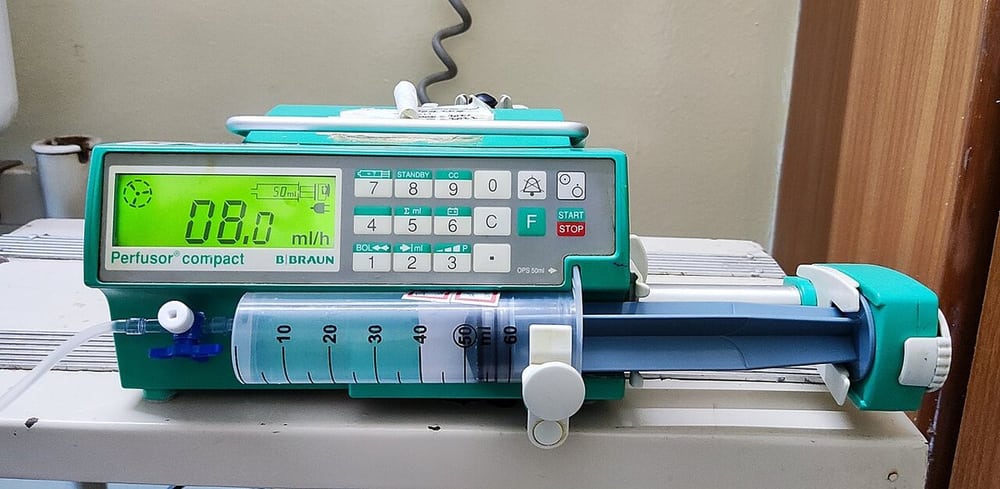 Syringe-pump equipment: maintenance and connection requirements follow the medical system.