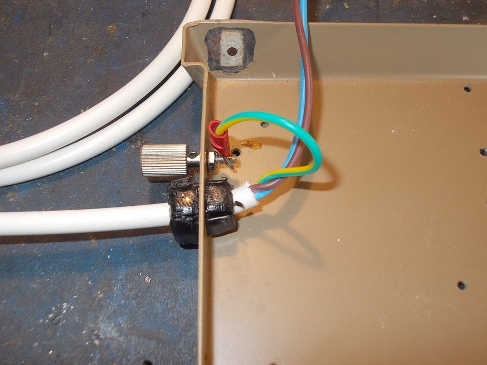 An internal cable clamp illustrates strain relief independently of contact retention.