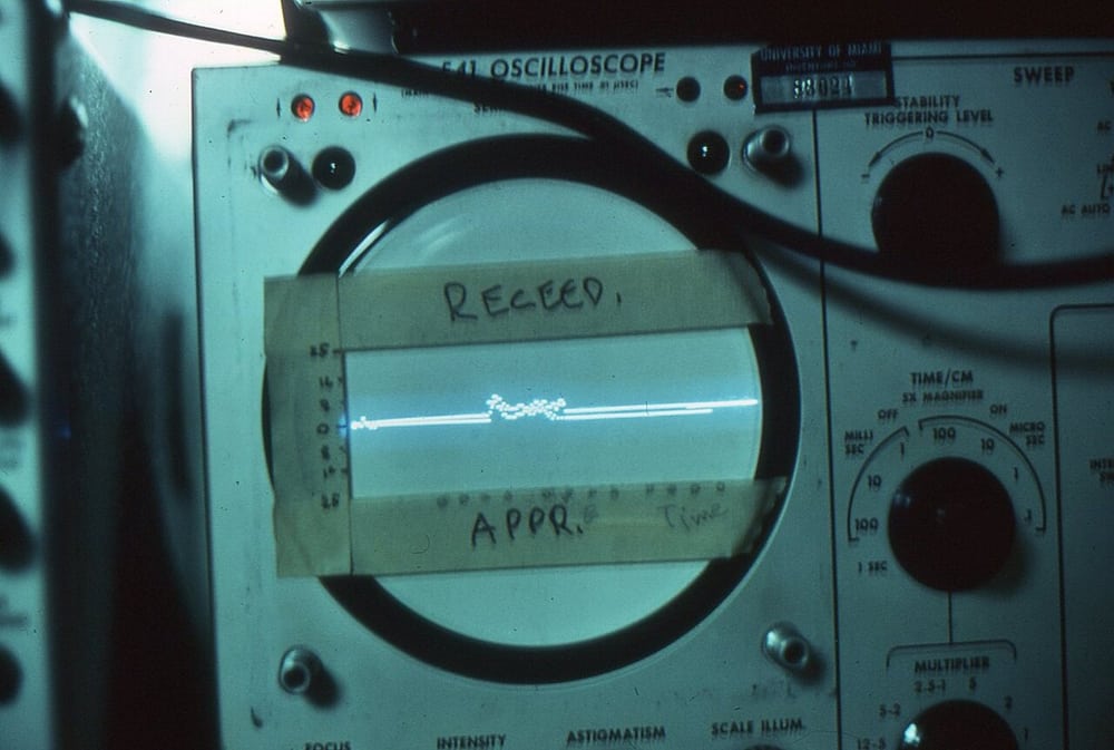 An oscilloscope trace illustrates signal observation, not a test result for this assembly.