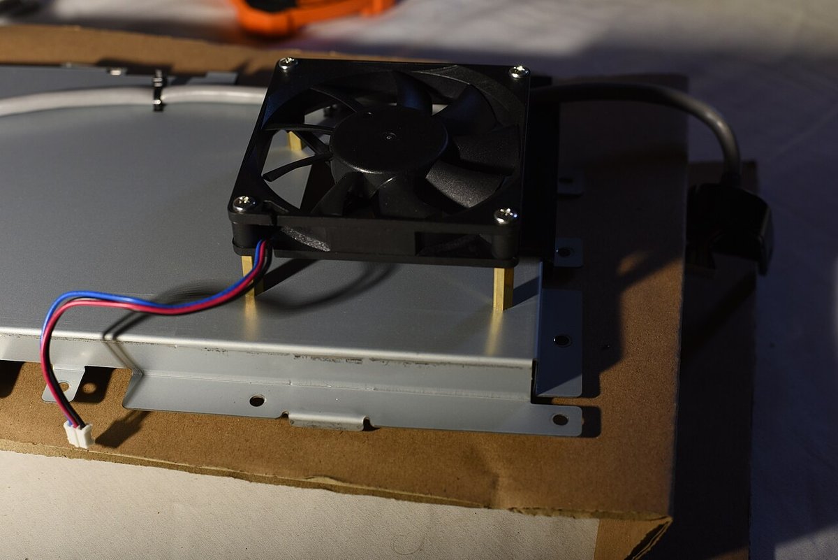 An instrument cooling-fan connection illustrates internal routing and access for maintenance.
