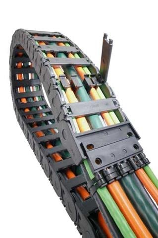 A cable carrier with installed cables shows a defined moving route.