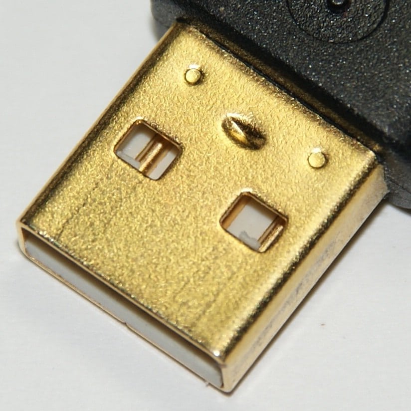 A gold-colored USB shell illustrates the distinction between external finish and contact specification.