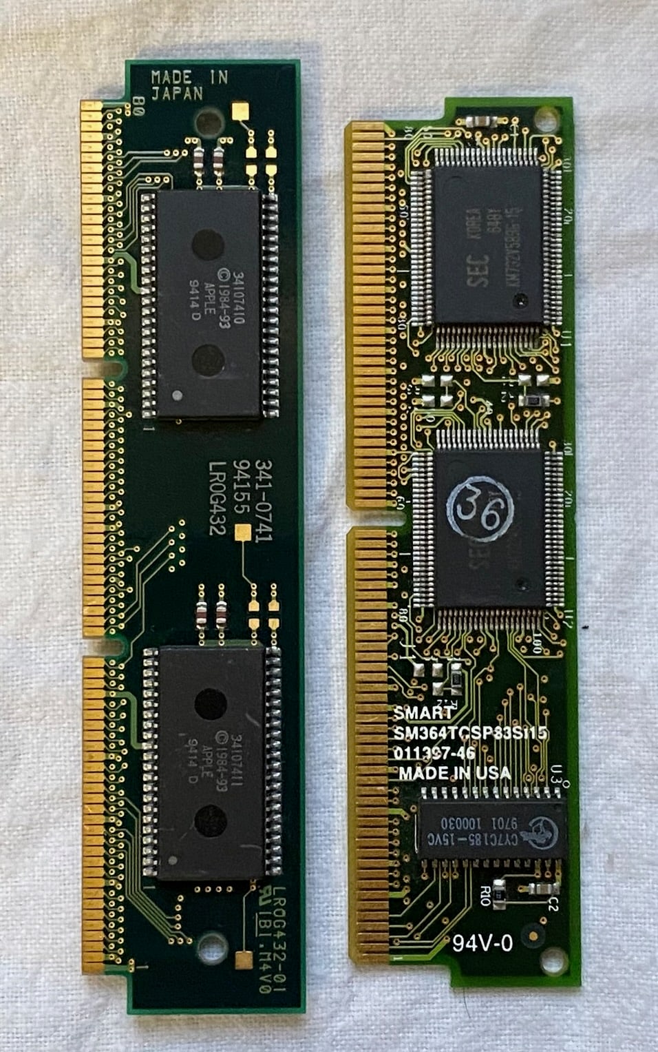 PCB edge contacts show the mating principle; board thickness and contact pattern must match the specified socket.