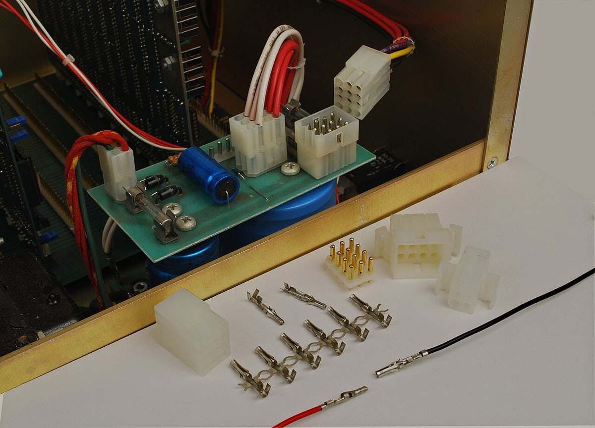 Inline power-connector reference: both mating halves and terminal systems require identification.