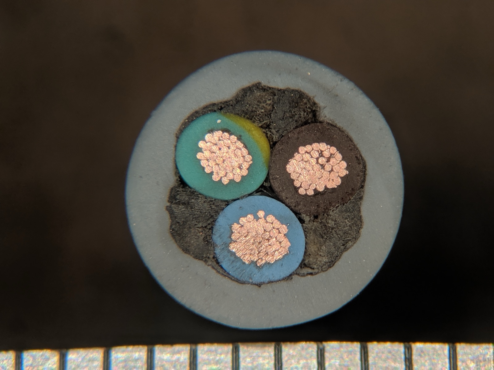 Cross-section of a layered power cable with three conductors