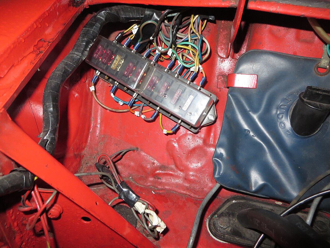 Mounted fuse positions illustrate branch organization and replacement access.