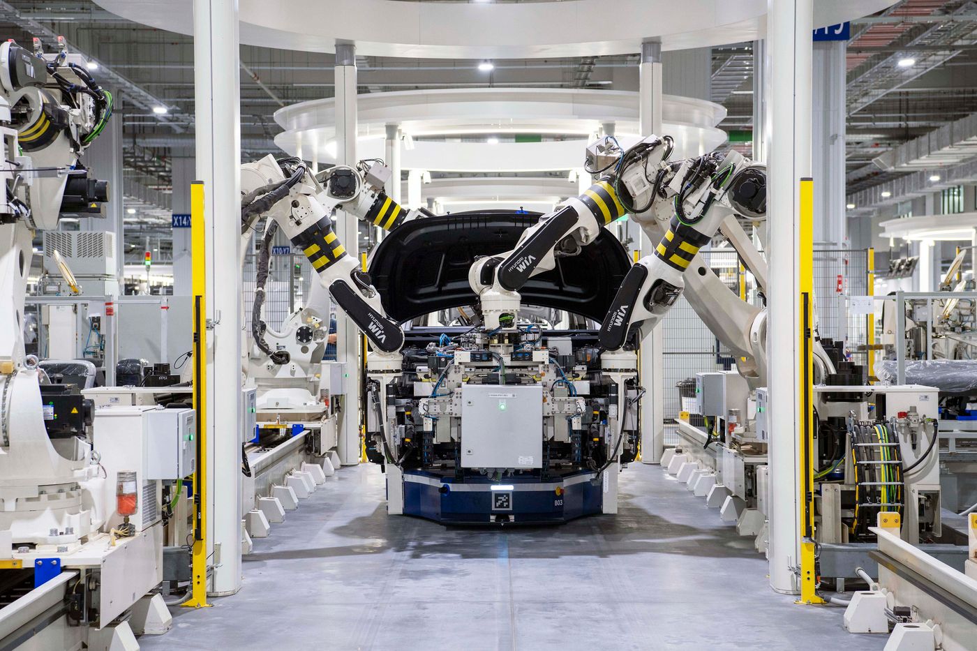 Assembly and handling robots