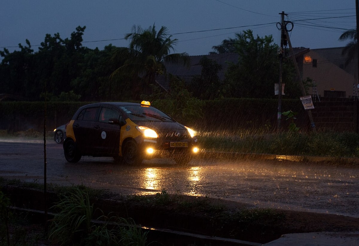 Rain around vehicle lighting illustrates environmental exposure, not a connector waterproof test.
