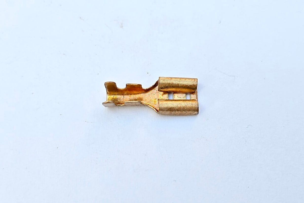 Open-barrel terminal detail illustrates conductor and insulation crimp zones; it is a construction reference, not a specified TE part.