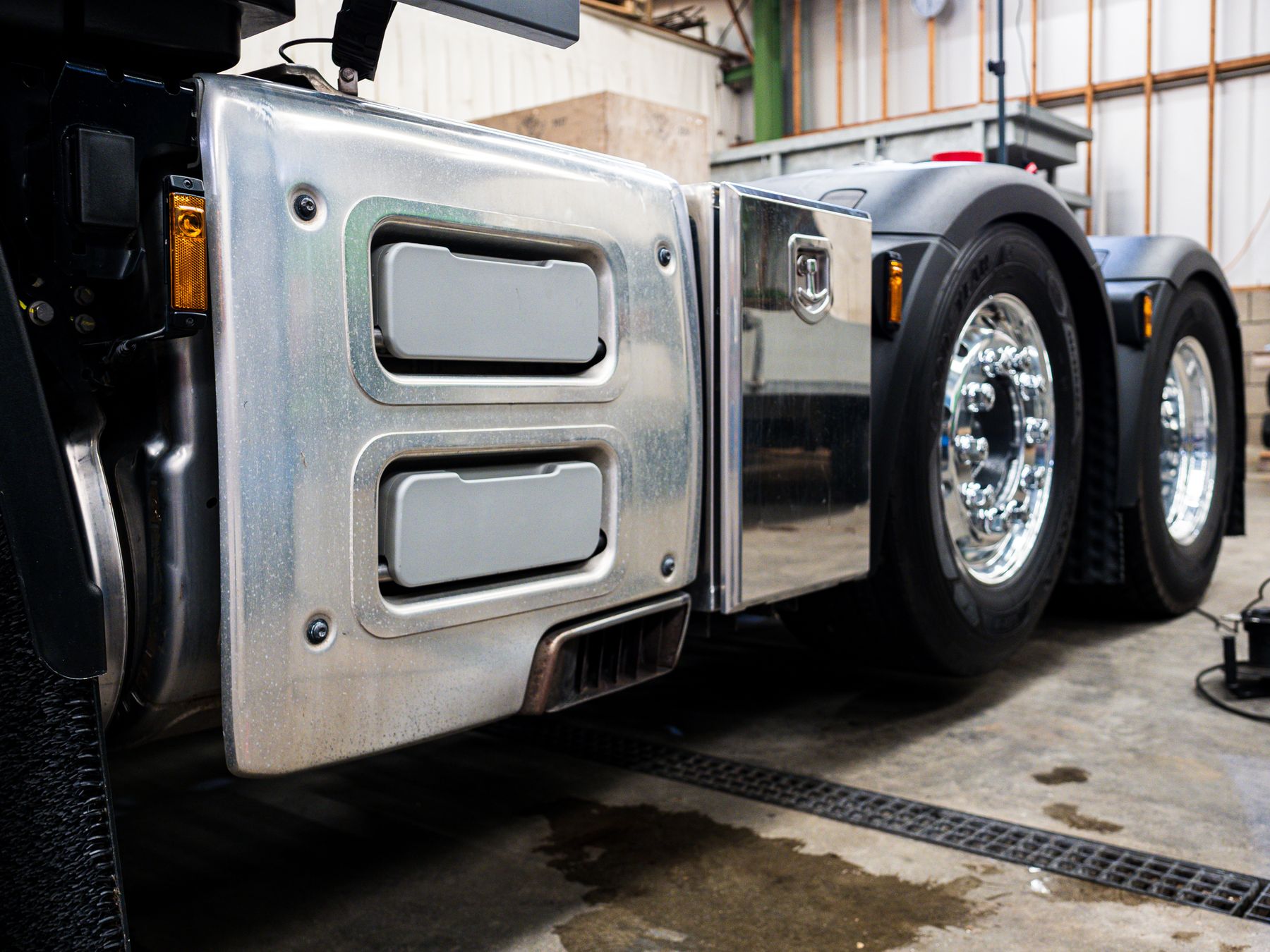 Trailer side with wheels and body storage compartments