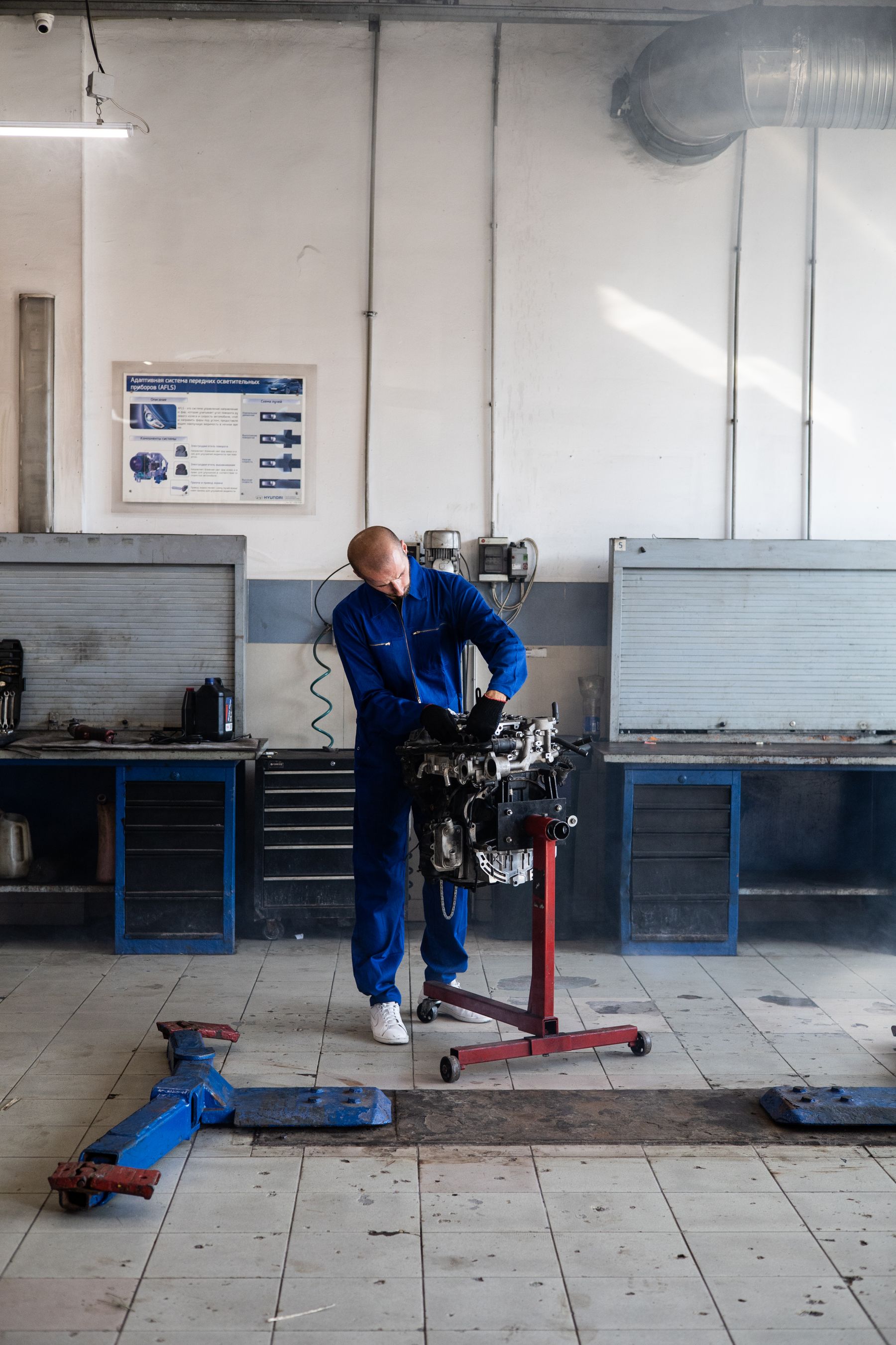 Workshop technician and floor-mounted service tooling