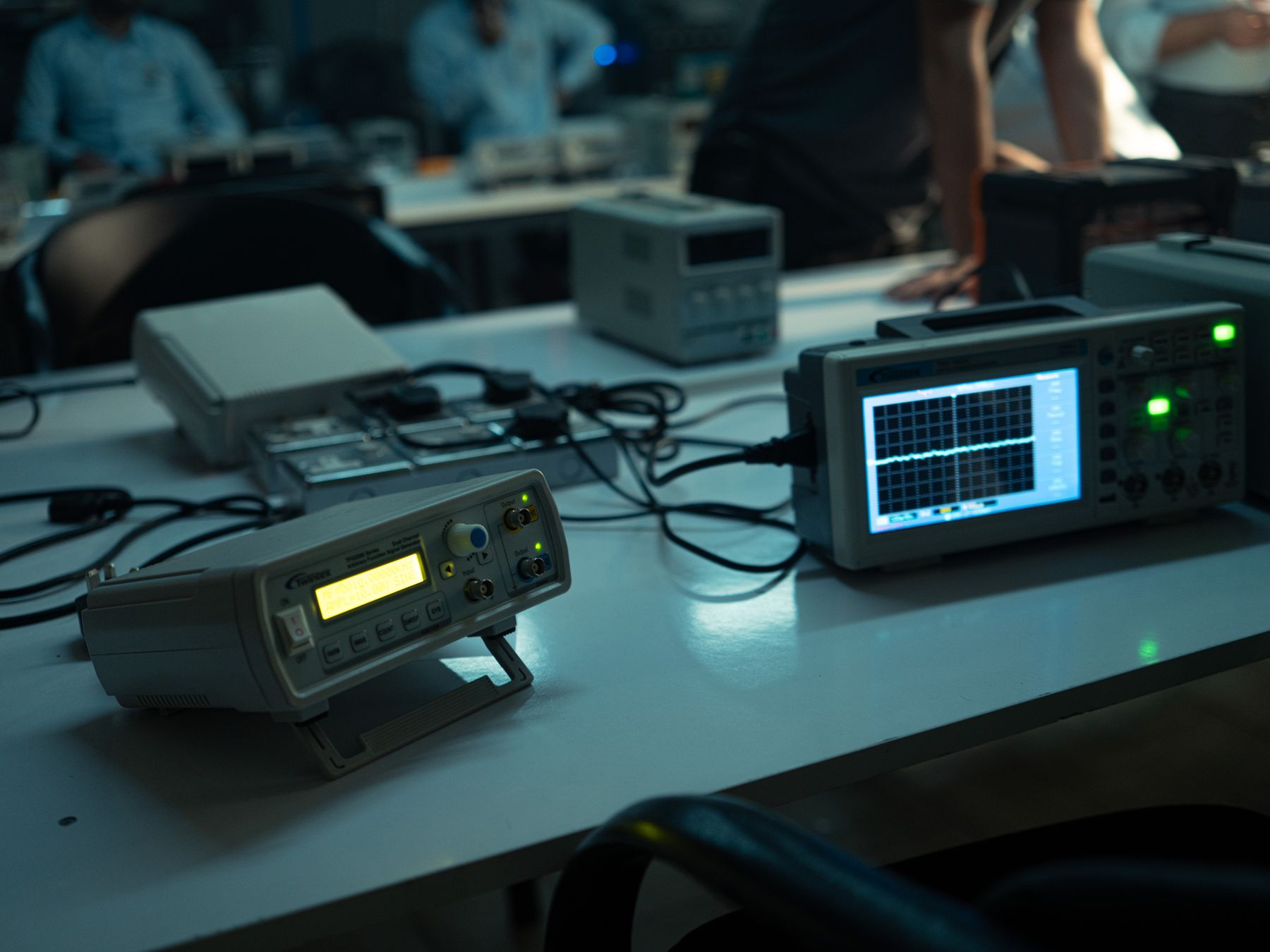 Electronic-instrument test bench